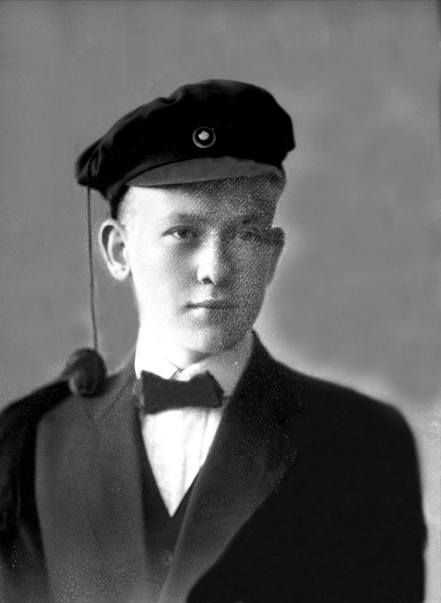 Gustav Borgen, Portrett, mann med studentlue. Student Omar Haug.