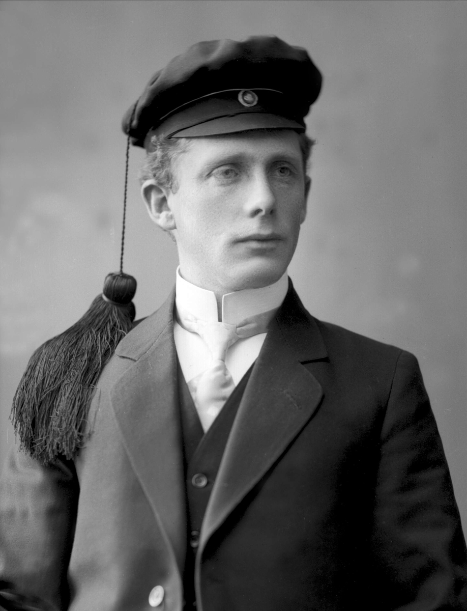 Gustav Borgen, Portrett, mann med studentlue. Student Juel-Aamlid.