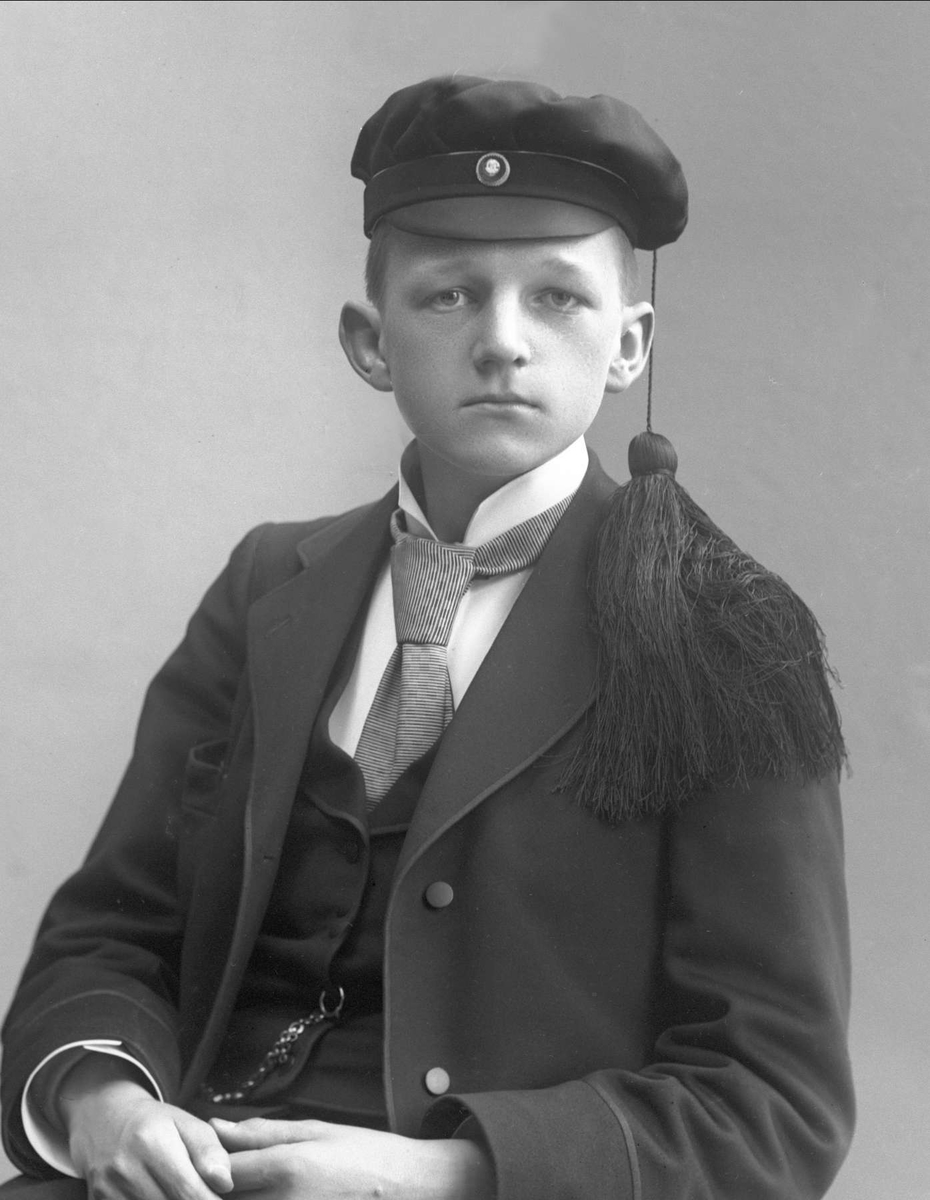 Gustav Borgen, Portrett, mann med studentlue. Rasmus Vern.