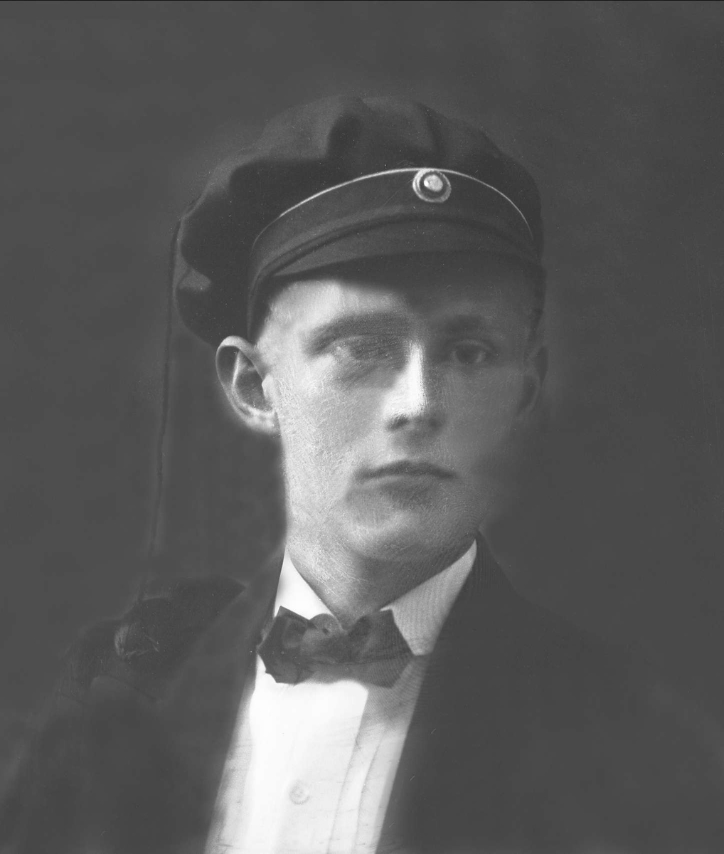 Gustav Borgen, Portrett, mann med studentlue. Student Samuel Harris.