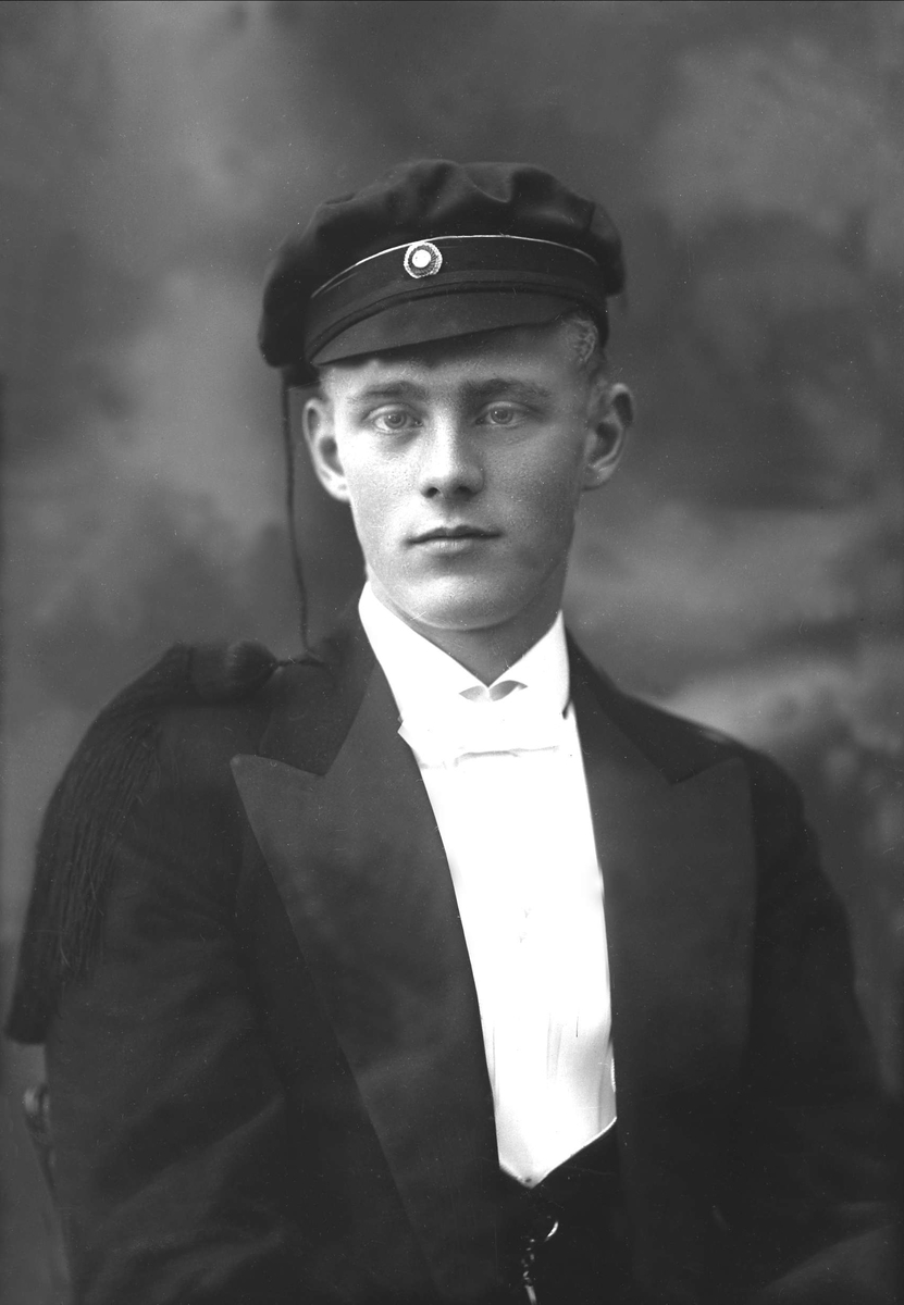 Gustav Borgen, Portrett, mann med studentlue. Student Samuel Harris.
