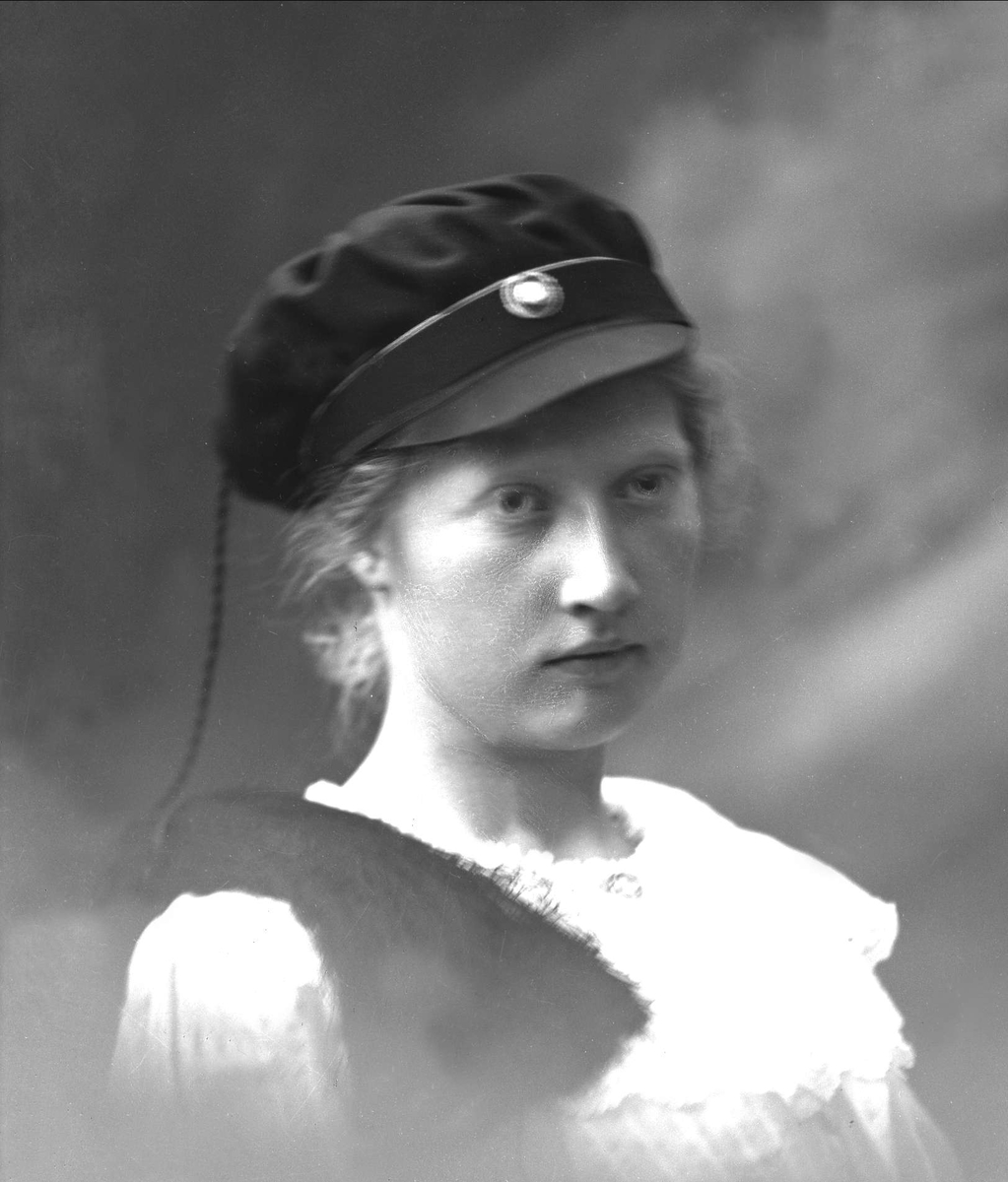 Gustav Borgen, Portrett, kvinne med studentlue. Student Olga Schjellingen.