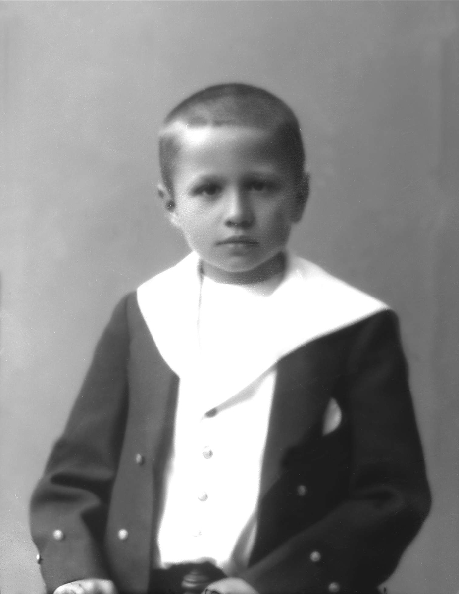 Gustav Borgen, Portrett, gutt i matrosdrakt. Stig Olmer.
