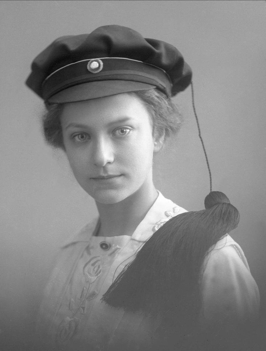 Gustav Borgen, Portrett, kvinne med studentlue. Student Kathrine Hjelm.