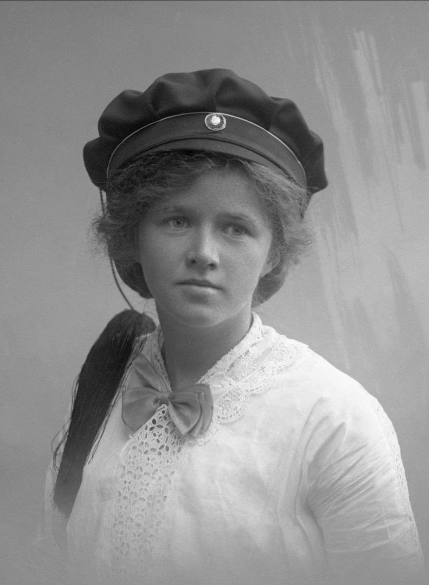 Gustav Borgen, Portrett, kvinne med studentlue. Edith Haarseth.