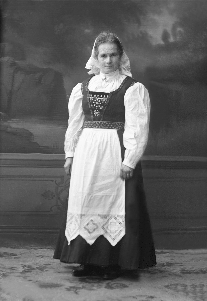 Gustav Borgen, Portrett, kvinne i hardangerbunad. Louise Christiansen.