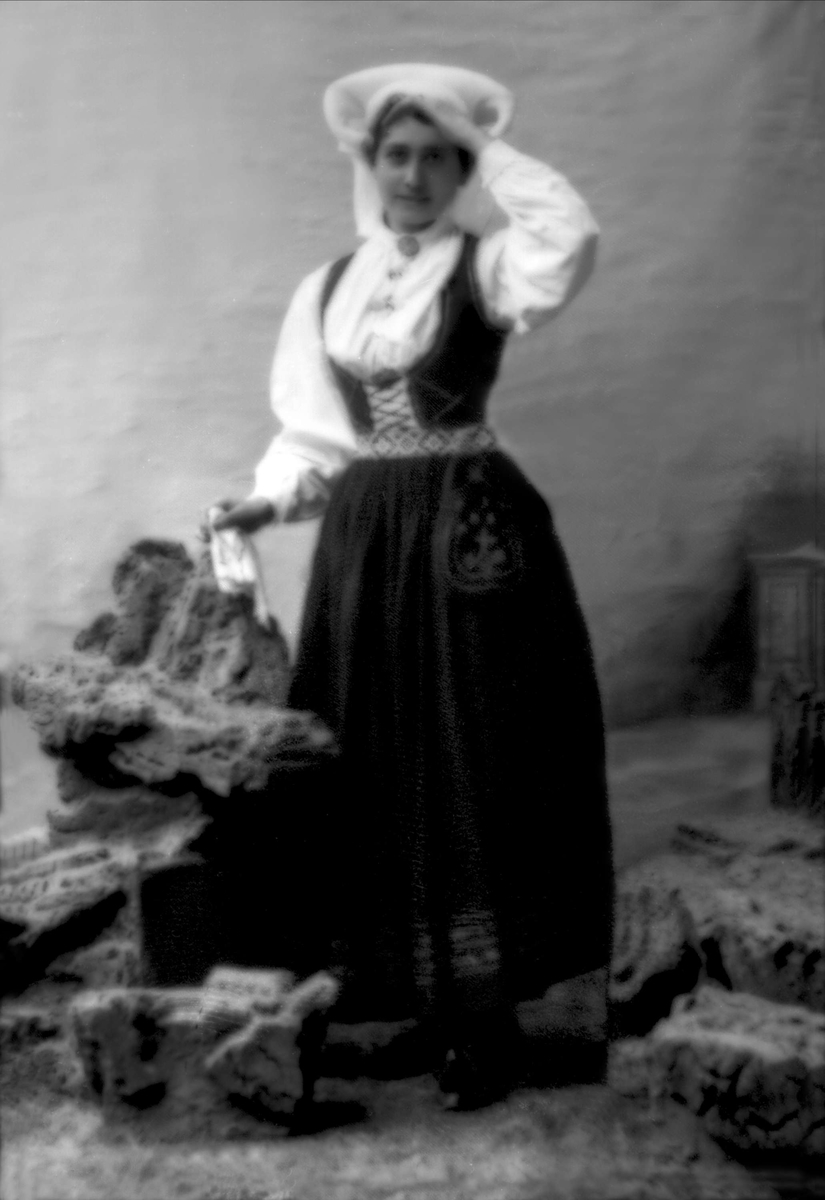 Gustav Borgen, Portrett, kvinne i bunad. Frk. Schancke.