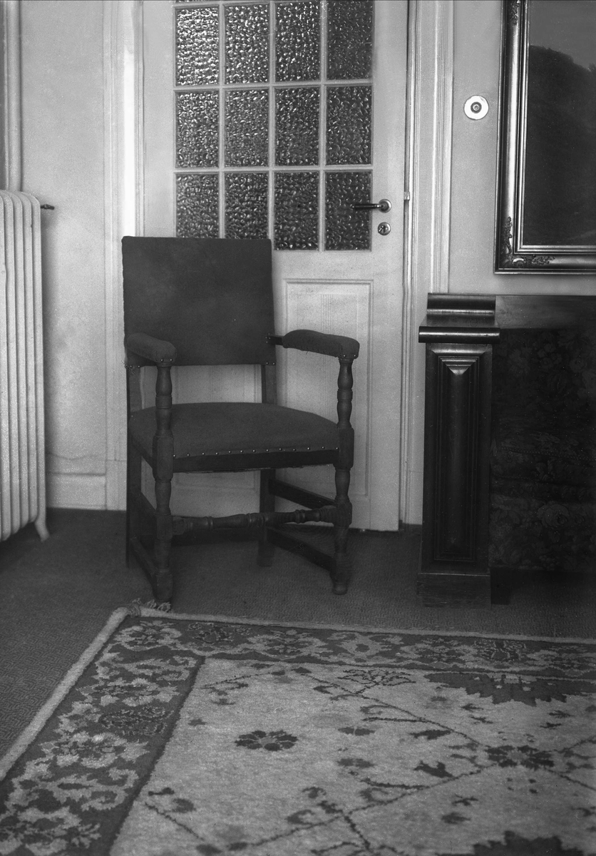 Gustav Borgen, Boligoppvarming med radiator. Stol foran glassdør.a/s Menchart