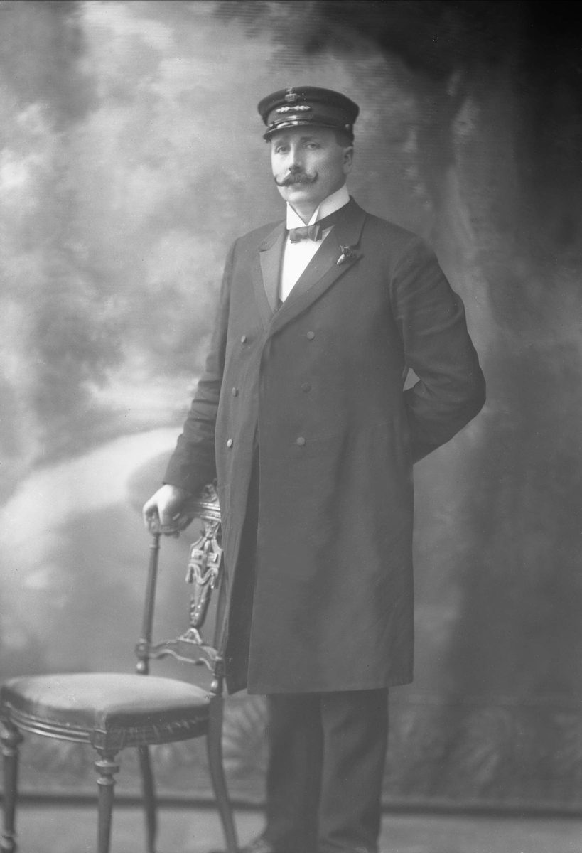 Gustav Borgen, Portrett, mann i uniform. Olav Skræde.