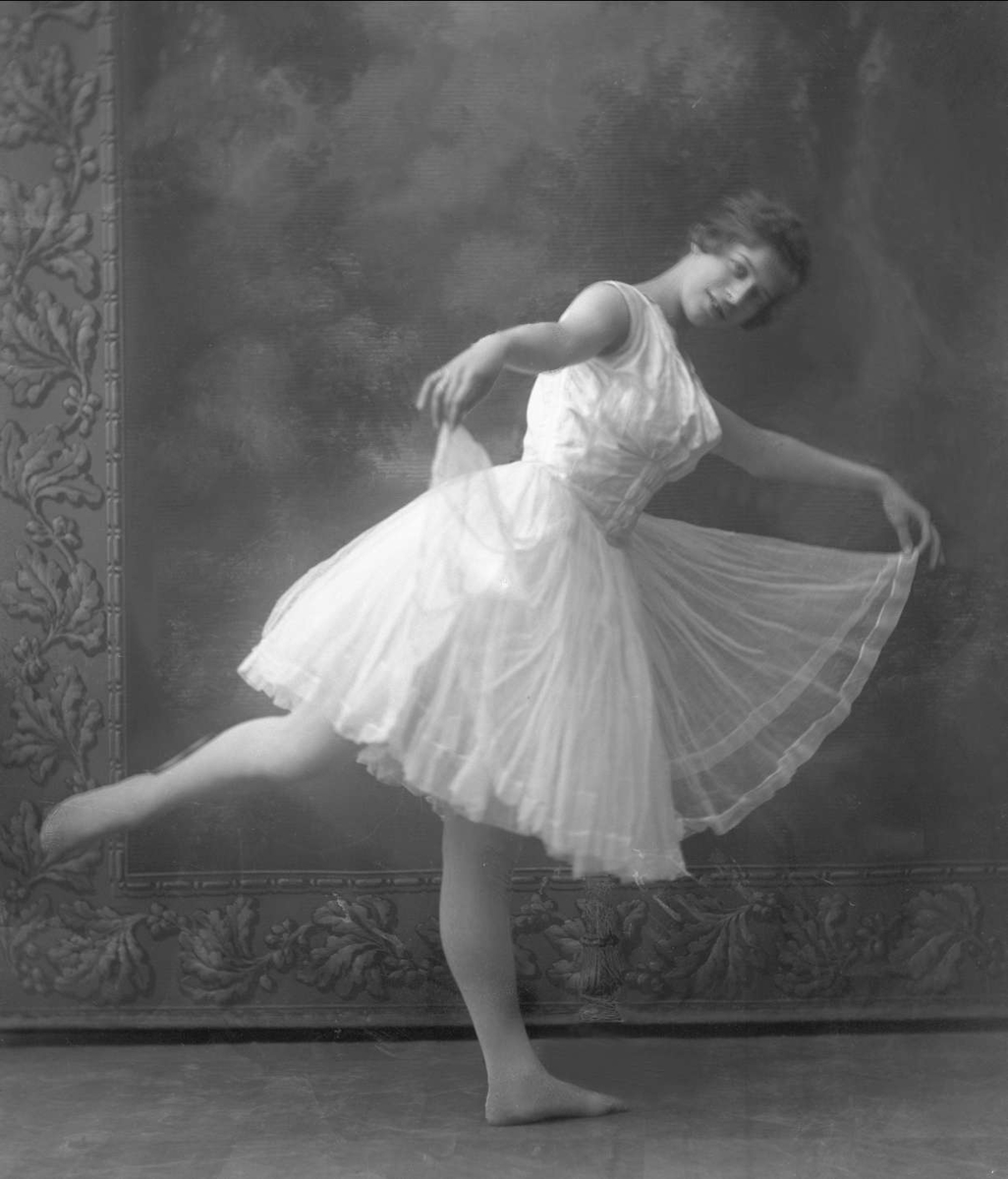 Gustav Borgen, Portrett, danser i positur. Frk Olga Lilleby.