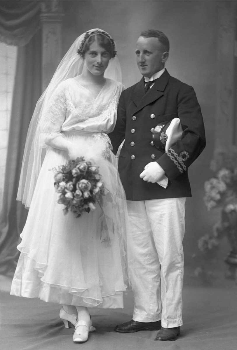 Gustav Borgen, Gruppeportrett, bryllupsbilde. Kvinne i hvit kjole, mann i marineuniform. Løytnant Alltree.
