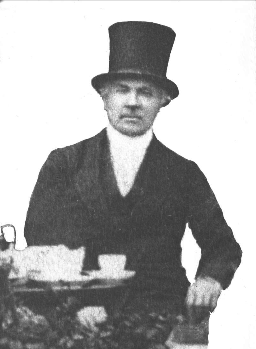 Gustav Borgen, Avfotografering. Mann med flosshatt, sittende ved kaffebord.