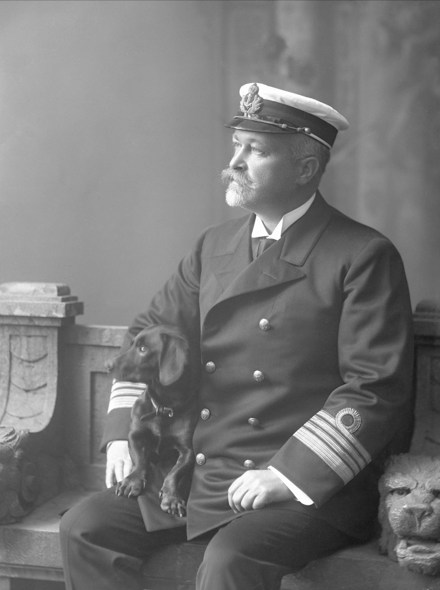 Gustav Borgen, Portrett, mann i uniform med hund. Gustav C O R Gade i uniform som kommandør i marinen.