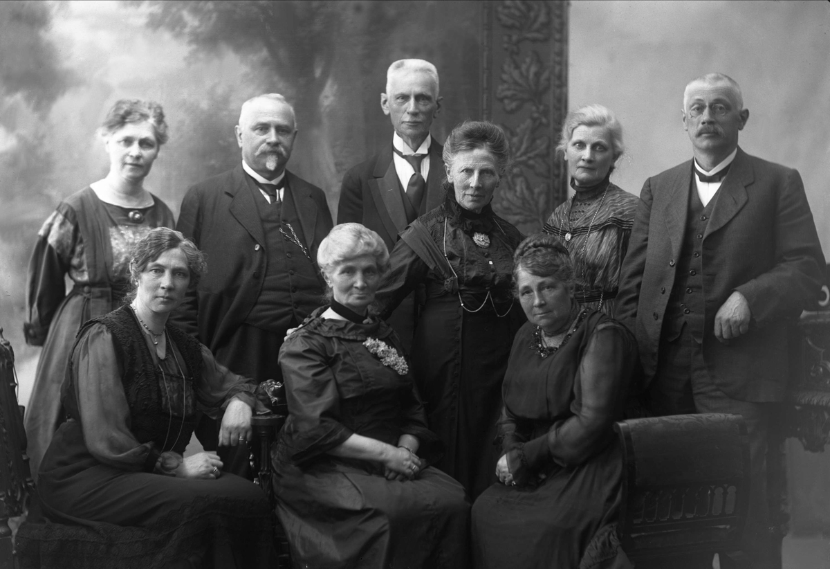 Gustav Borgen, Gruppe, seks kvinner og tre menn, alle eldre og i mørke klær.