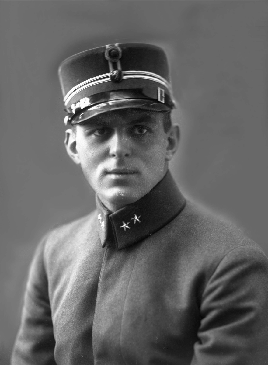 Gustav Borgen, Portrett, mann i uniform. Løytnant Trygve Gran, flyver og polarforsker.