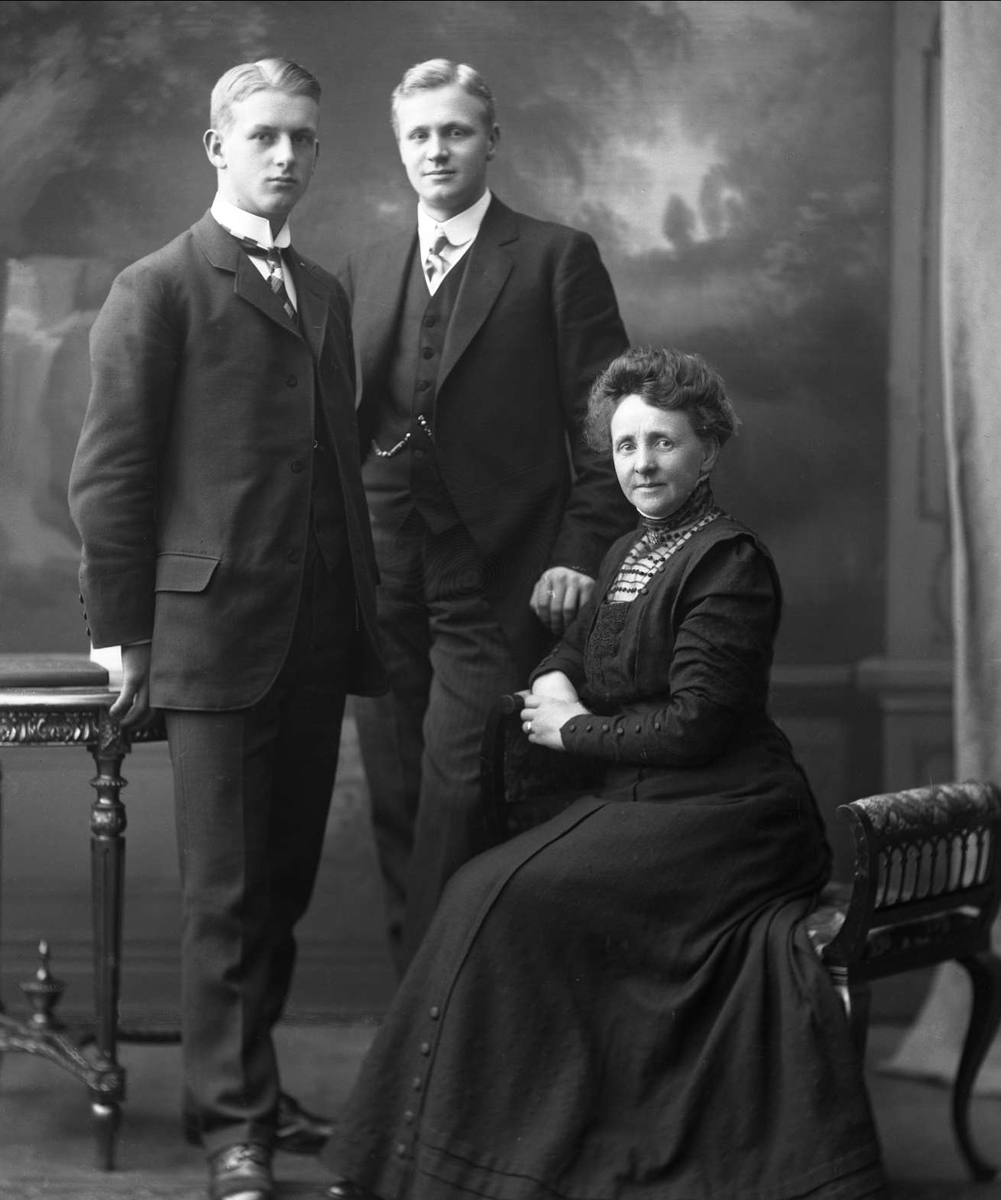 Gustav Borgen, Gruppe, mor og to sønner. Sofie, Sverre og Ivar Saastad.