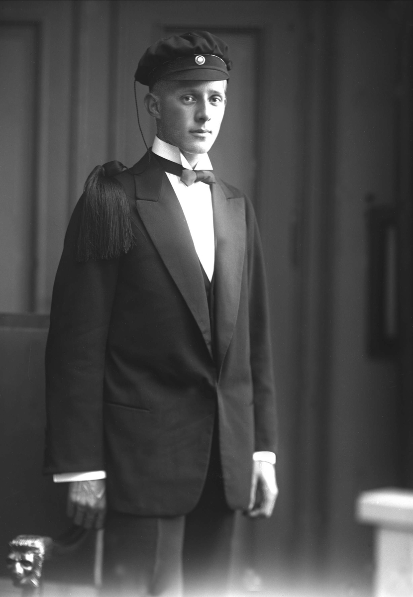 Gustav Borgen, Portrett, mann med studentlue. Student Kristen Lomsdal.