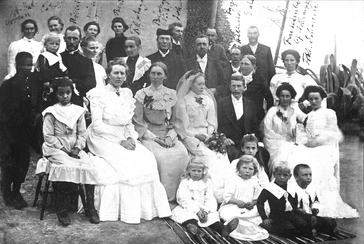 Gustav Borgen, Gruppeportrett, bryllupsbilde, misjonærfamilie. Antagelig i Afrika. Misjonærer, omvendte afrikanerer, bryllupsgjester. Avfotografering, med påskrevne navn.