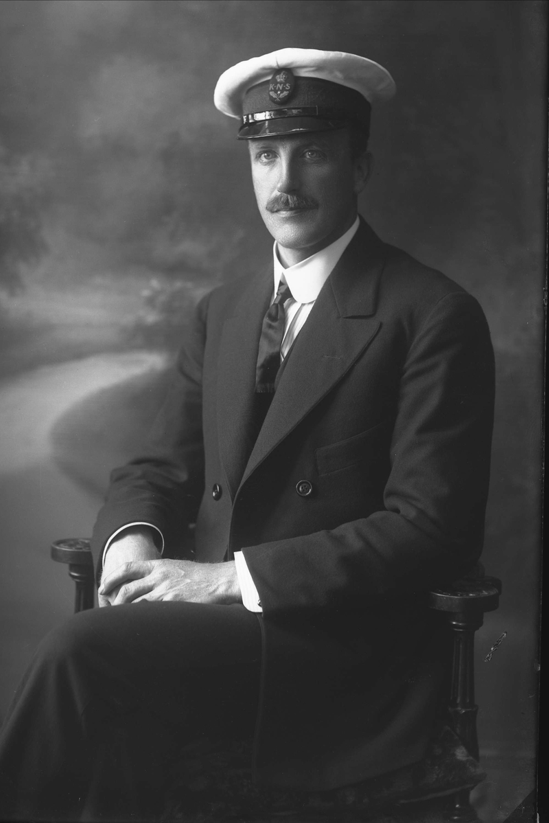 Gustav Borgen, Portrett, mann med KNS seilerlue. Johan Anker.