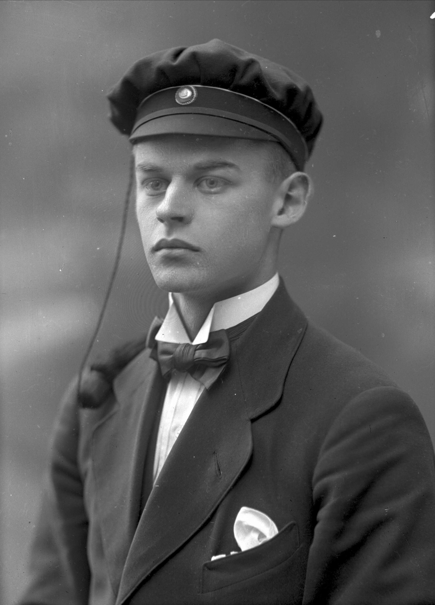 Gustav Borgen, Portrett, mann med studentlue. Student Cl Pettersen.