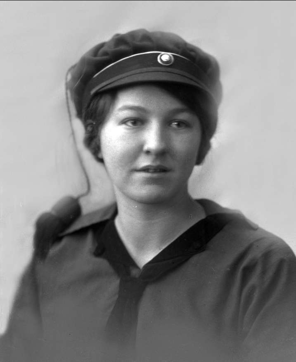 Gustav Borgen, Portrett, kvinne med studentlue. Frøken Margit Fossum.