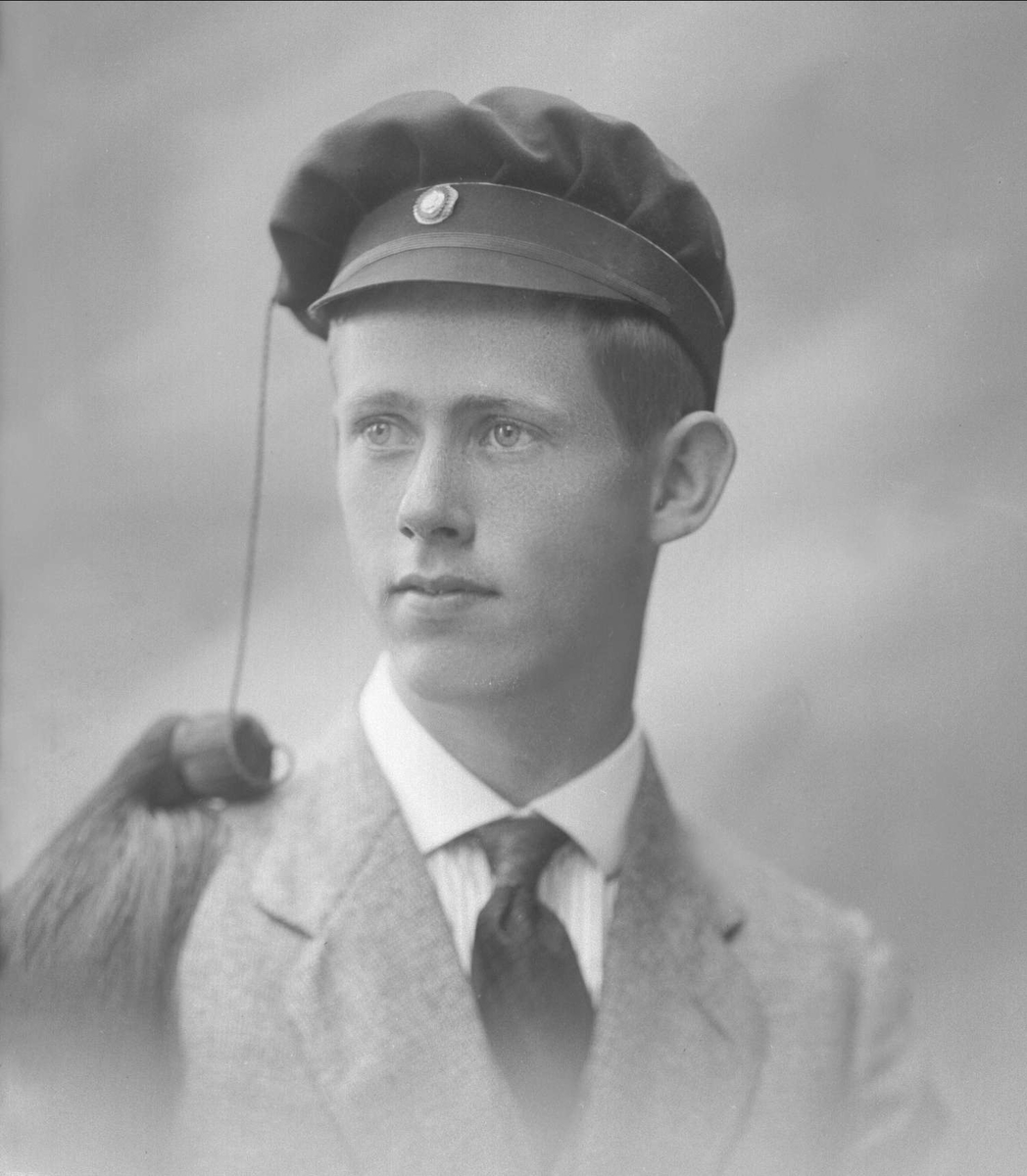 Gustav Borgen, Portrett, mann med studentlue. Erling Havrevold.