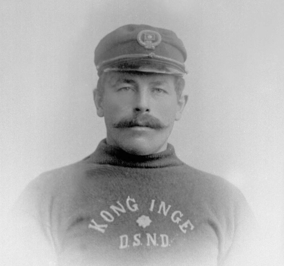 Gustav Borgen, Portrett, mann med skipperlue og genser med påskrift: Kong Inge D.S.N.D.