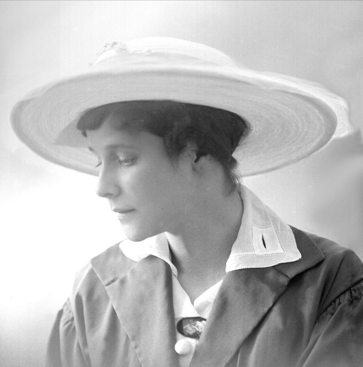 Gustav Borgen, Portrett, ung kvinne med hatt på hodet. Frøken Vollodska.