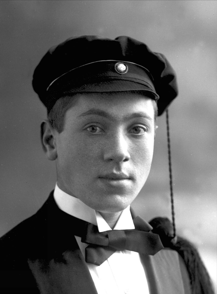 Gustav Borgen, Portrett, mann med studentlue. Student Lars Wathne.