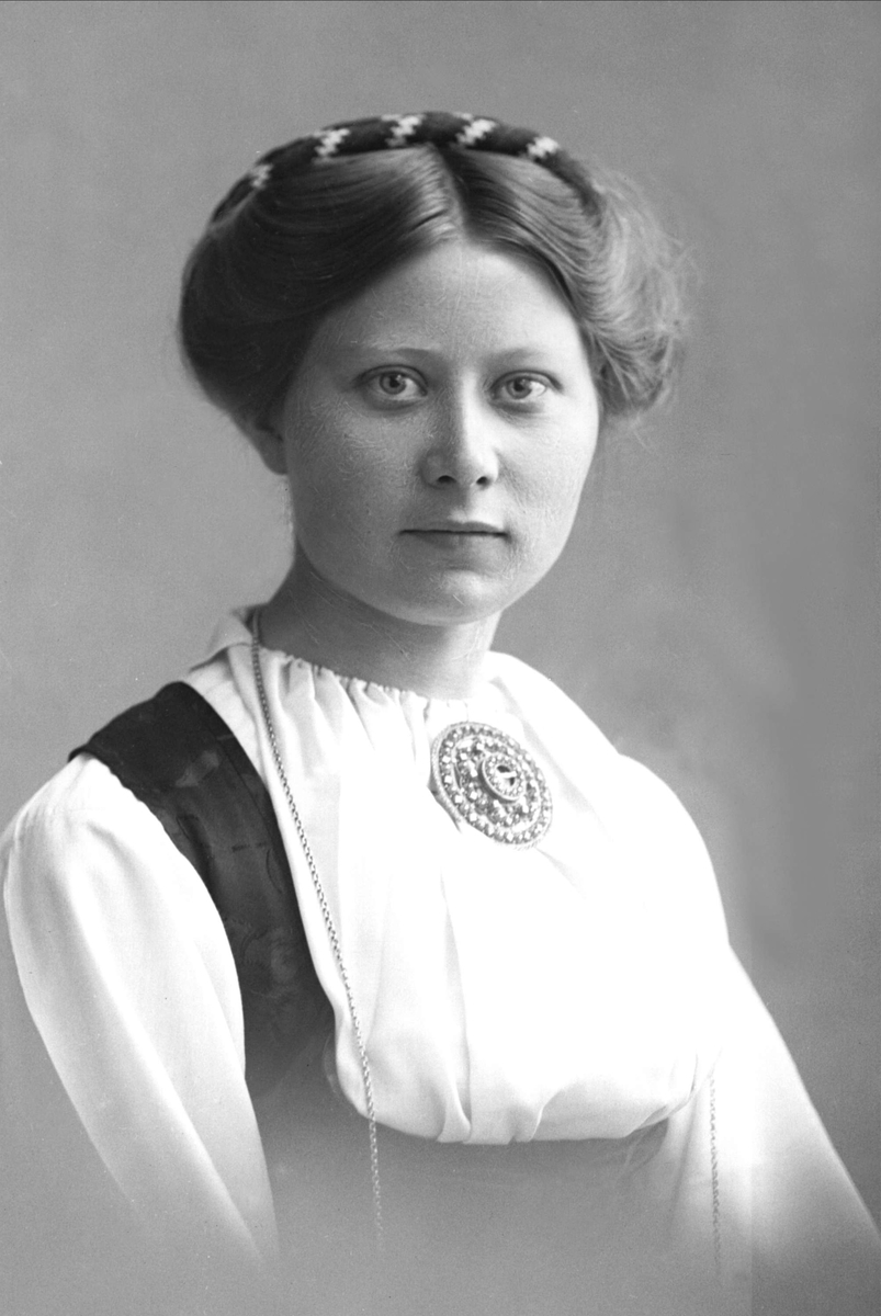 Gustav Borgen, Portrett, kvinne i bunad. Ingrid Gaara.