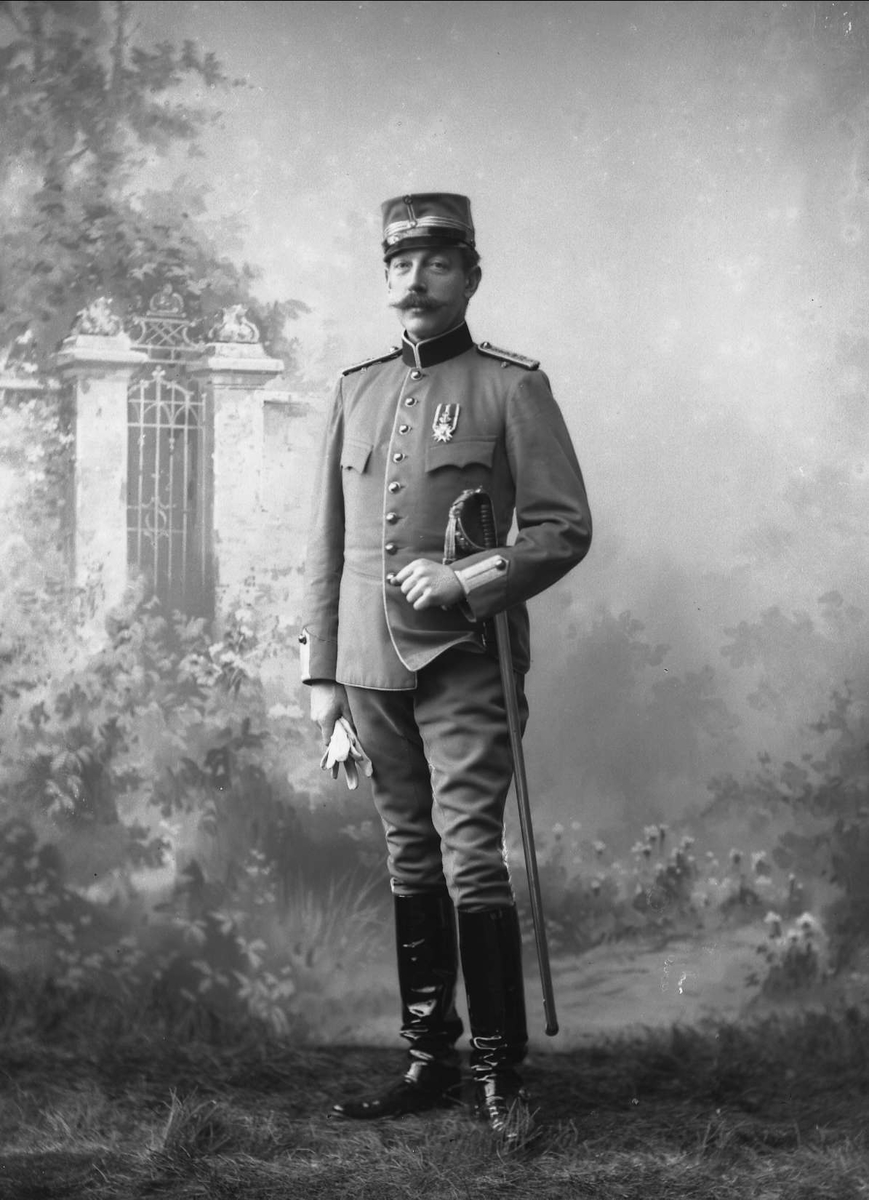 Gustav Borgen, Portrett, mann i uniform. Rittmester Henriques.