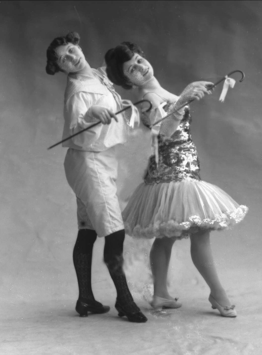 Gustav Borgen, Gruppeportrett, to kvinnelige dansere. Anita og Maria.