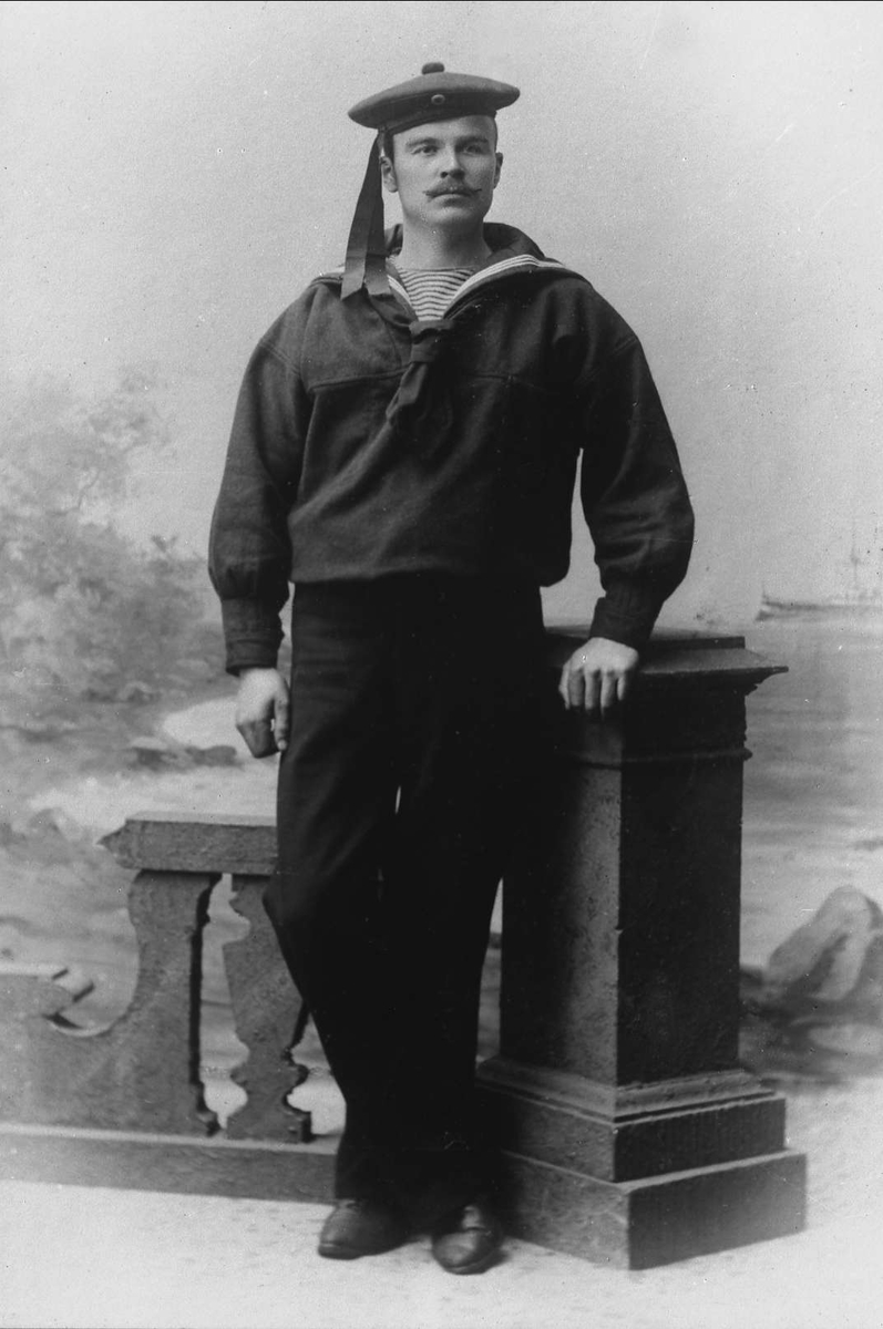 Gustav Borgen, Portrett, mann i matrosuniform.
