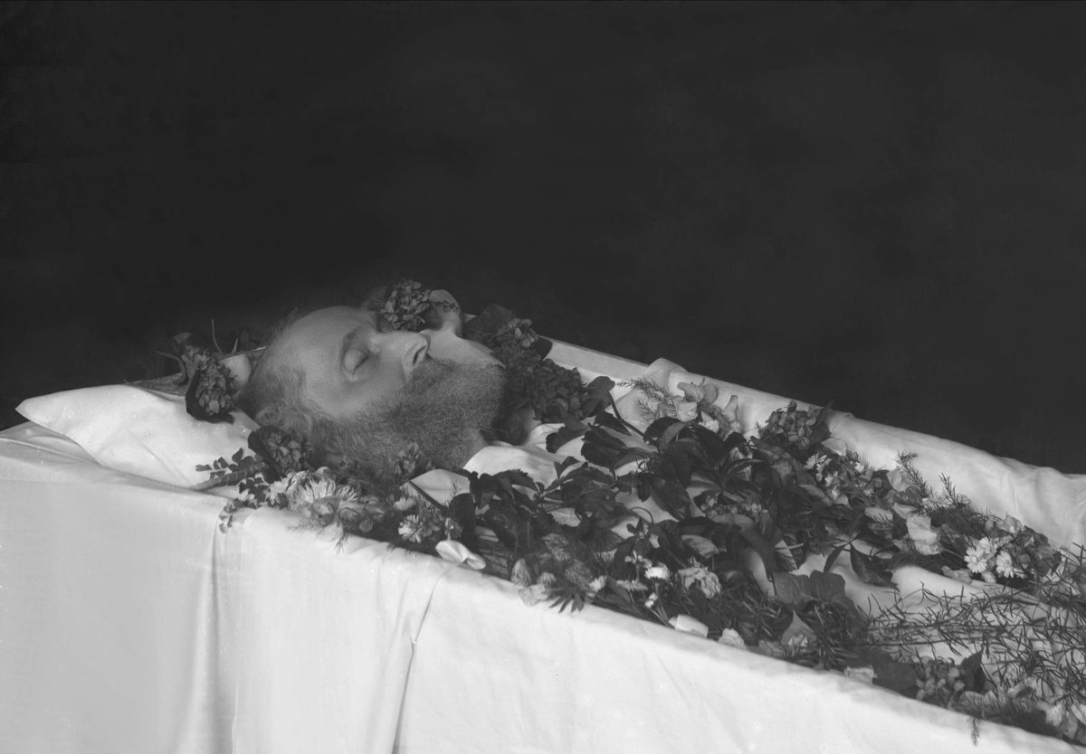Gustav Borgen, Post mortem-fotografi. Mann i kiste. Durban-Hansen.