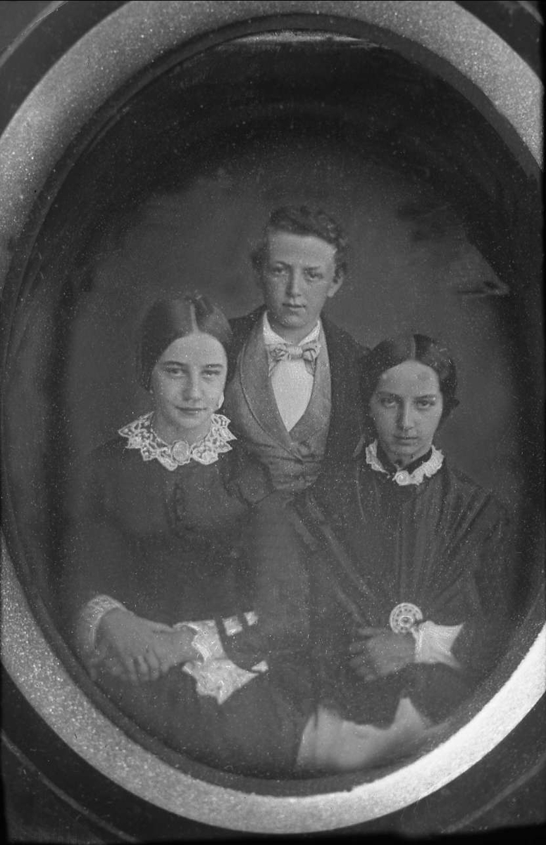 Gustav Borgen, Avfotografering. Gruppe, søsken, to jenter en gutt. Fru Kapt.Melhus kopi. Daguerreotypi (?)