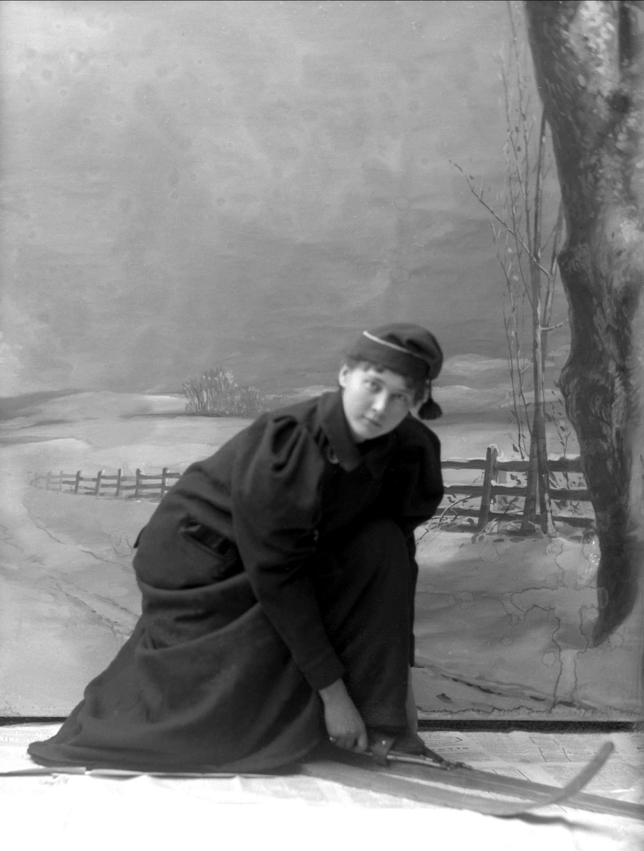 Gustav Borgen, Portrett, ung kvinne i skiutstyr. Malt bakgrunn. Kristine Varhaug.