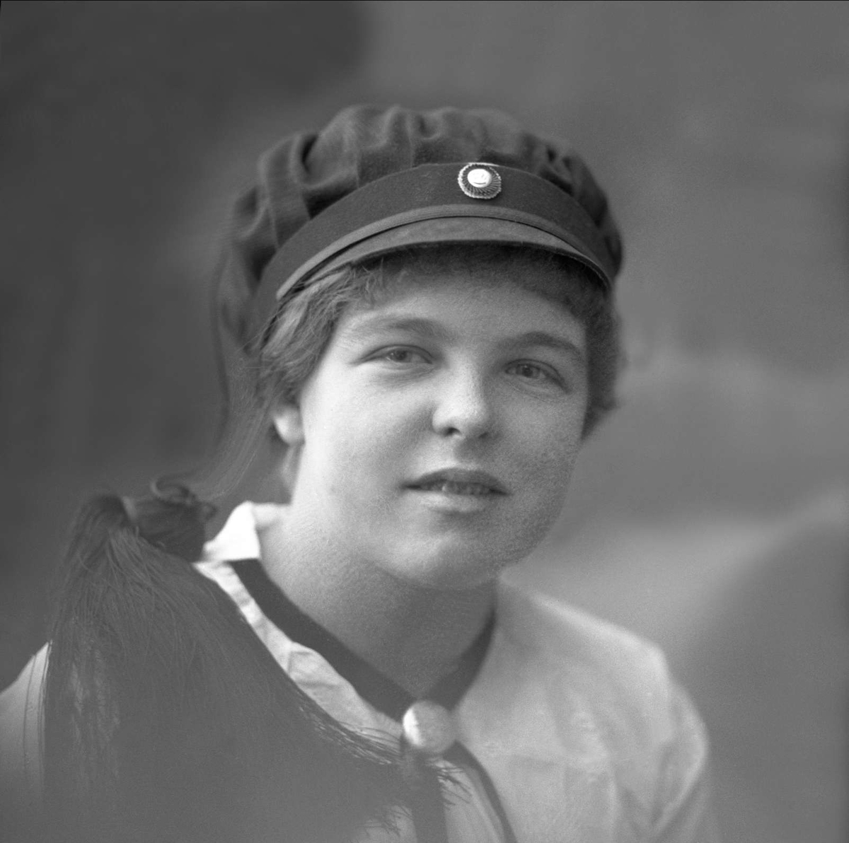 Gustav Borgen, Portrett, kvinne med studentlue. Frøken student Borghild Pedersen.