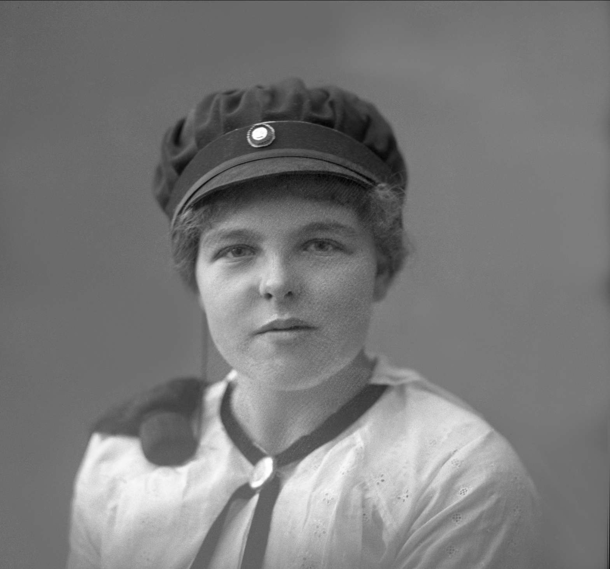 Gustav Borgen, Portrett, kvinne med studentlue. Frøken student Borghild Pedersen.