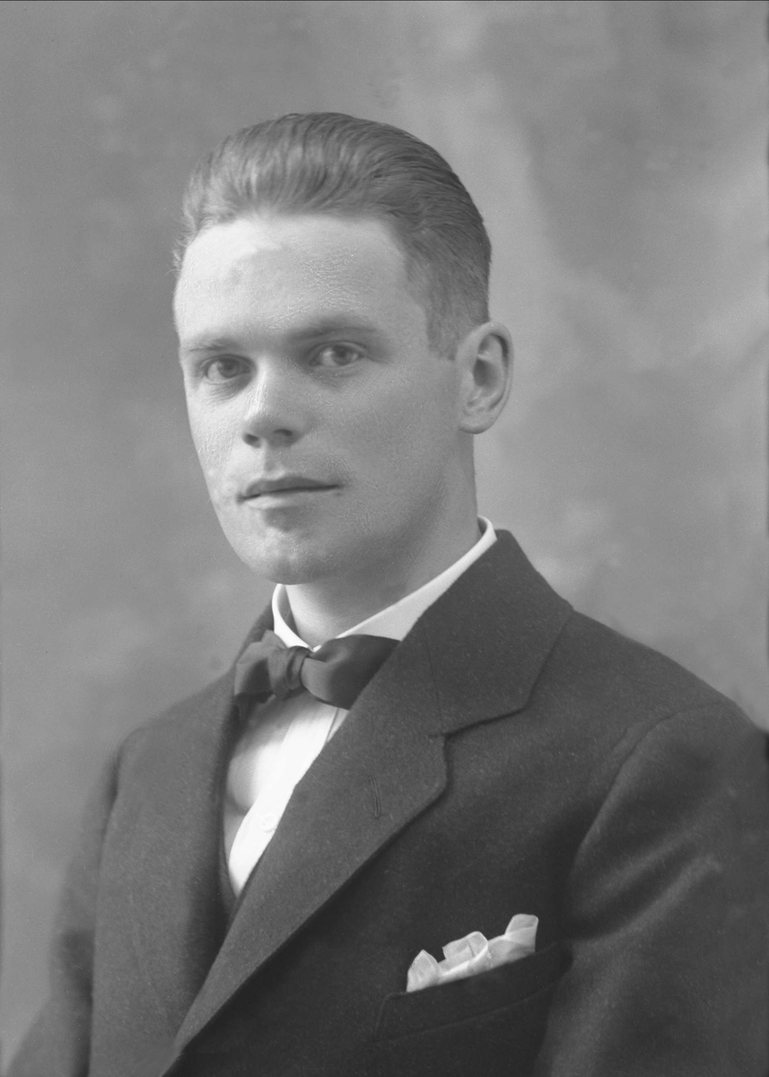 Gustav Borgen, Portrett, mann med dress. Stud.teol. Titlestad.
