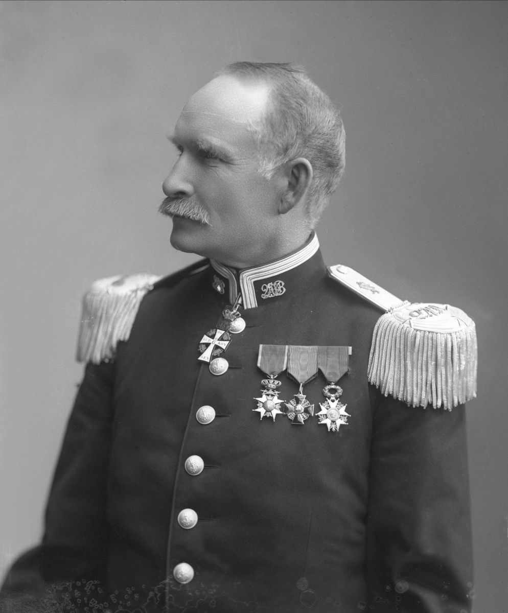 Gustav Borgen, Portrett, Johan Lauritz Bull i uniform.