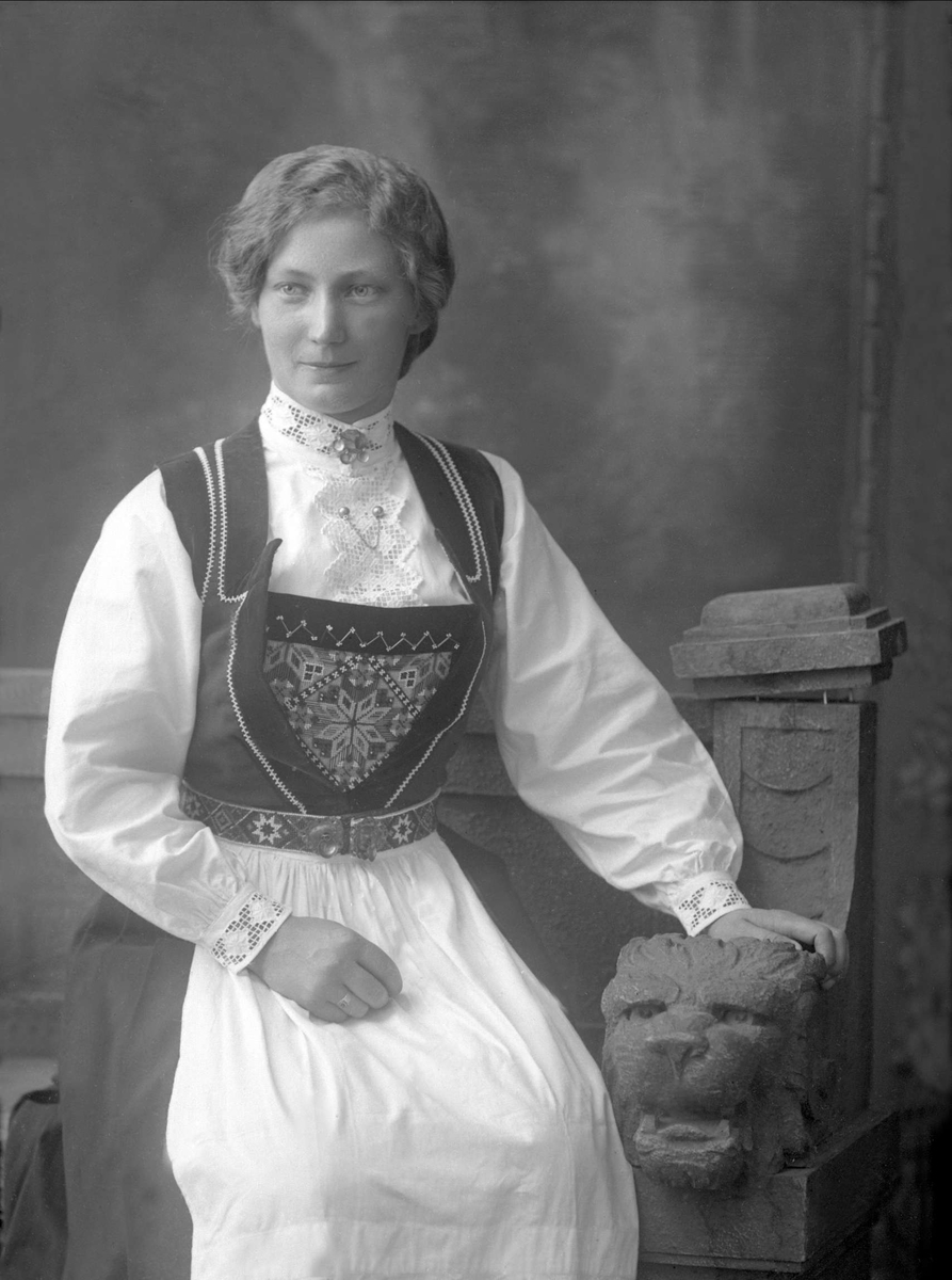 Gustav Borgen, Portrett, kvinne i hardangerbunad. Frøken Martha Jordal.