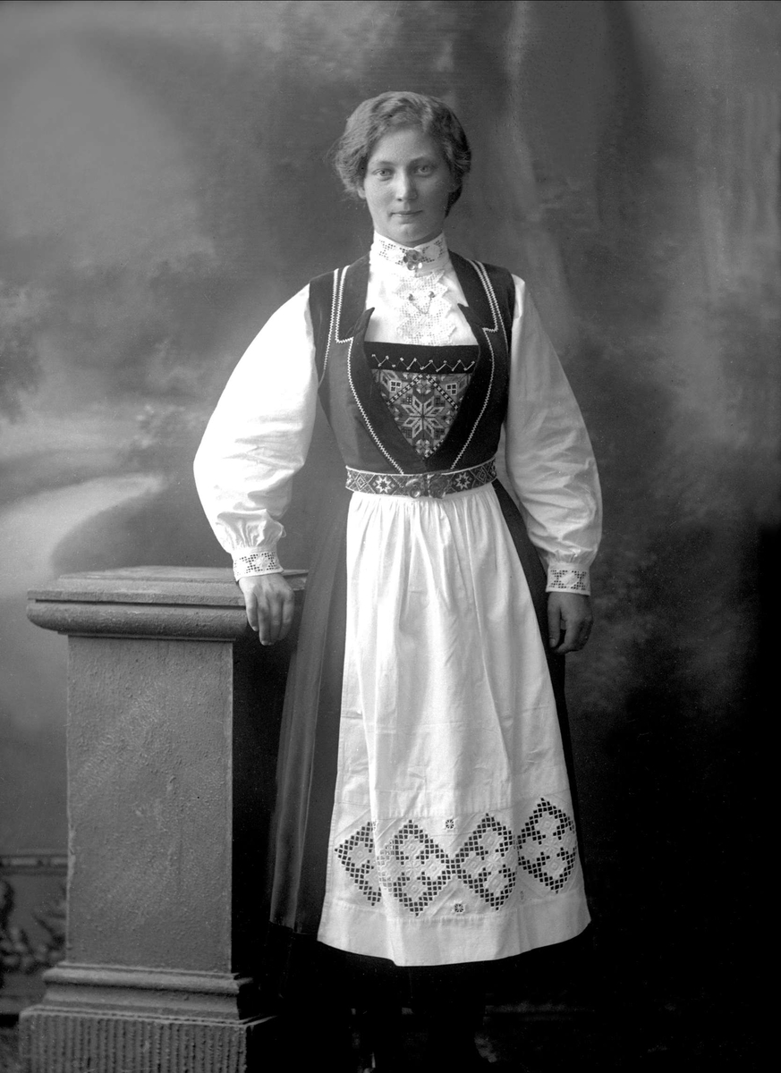 Gustav Borgen, Portrett, kvinne i hardangerbunad. Frøken Martha Jordal.