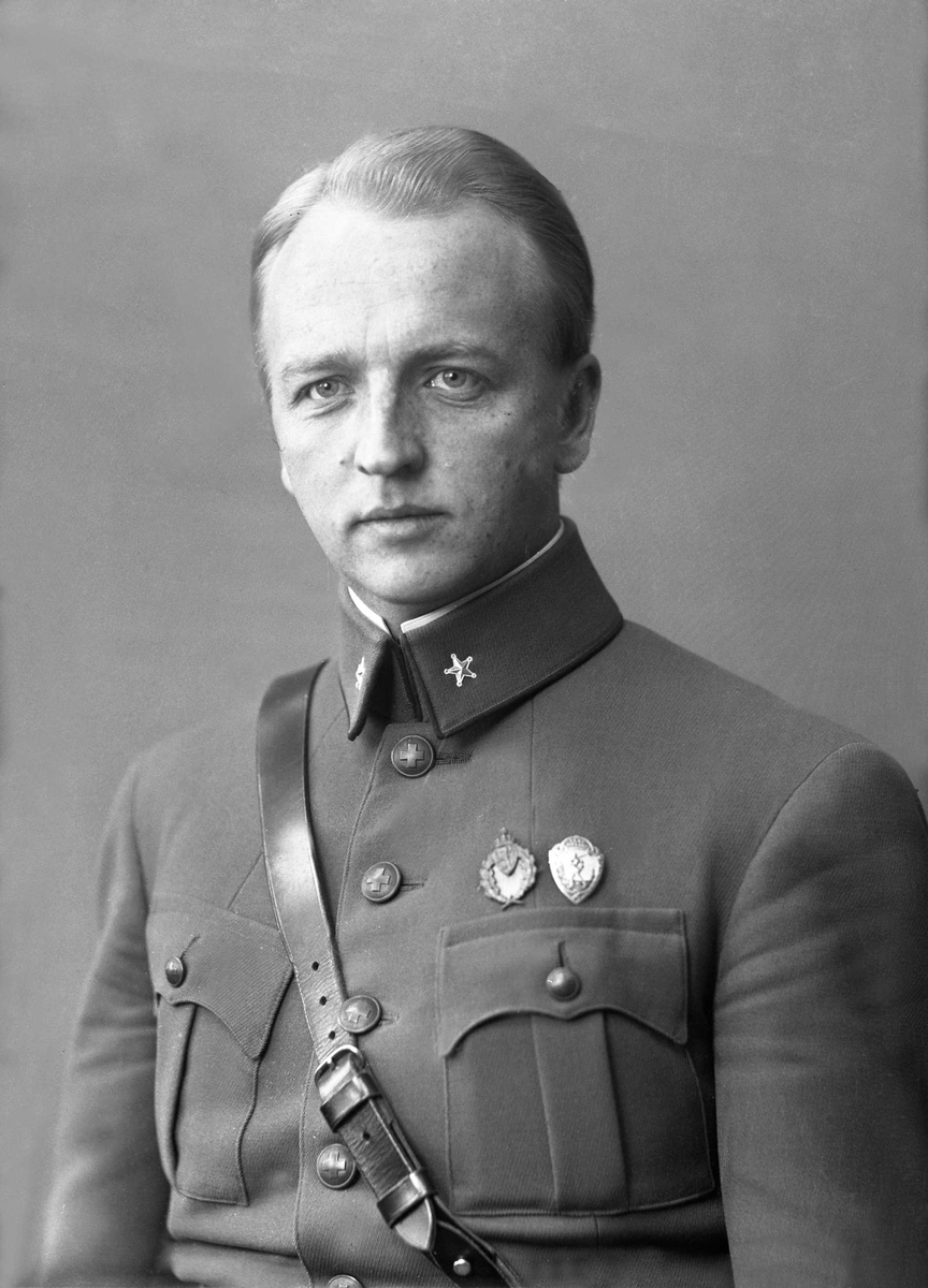 Gustav Borgen, To enkeltportrett, mann i uniform, en kvinne.