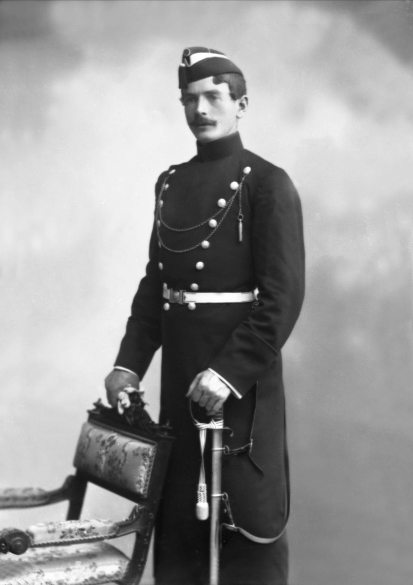 Gustav Borgen, Portrett, mann i uniform med sabel. Rimestad.