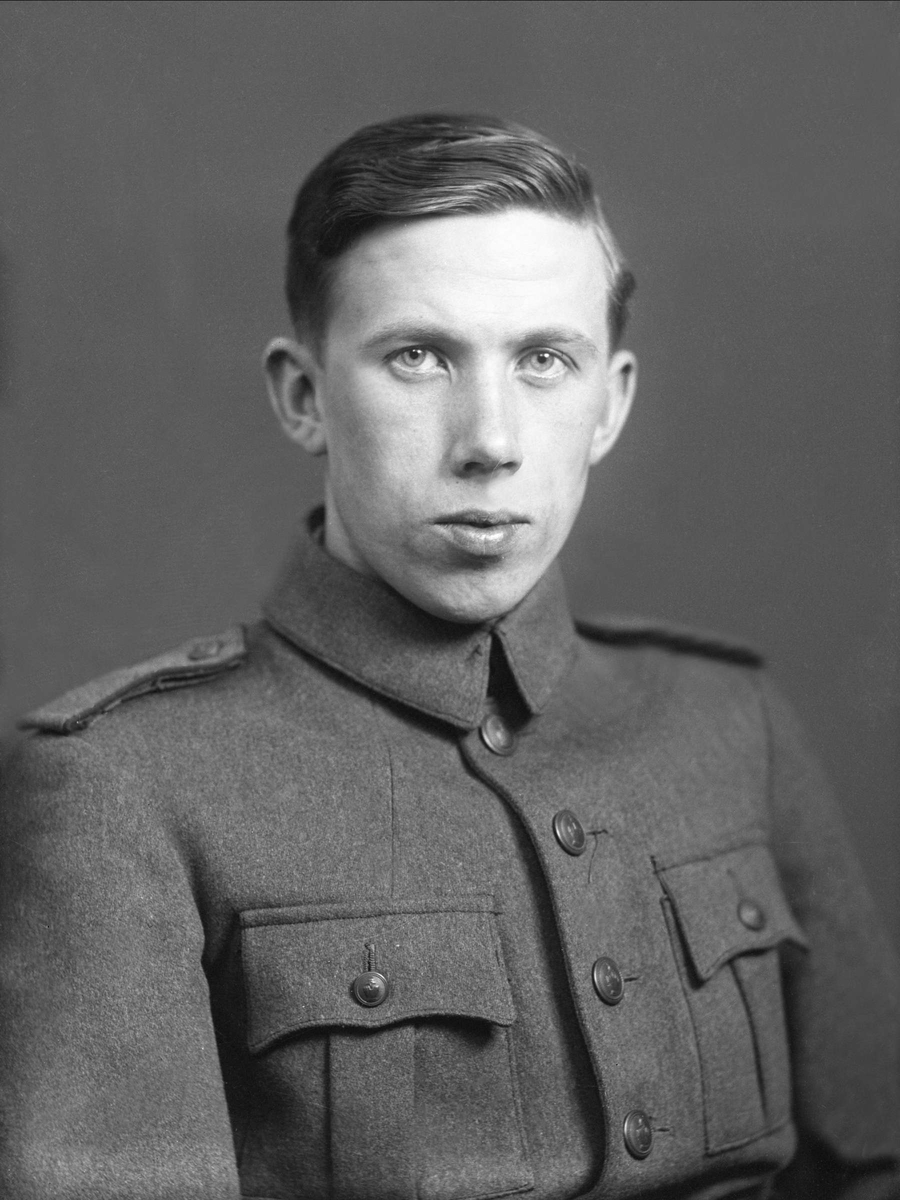 Gustav Borgen, Portrett, mann i uniformsjakke. Simonsen.