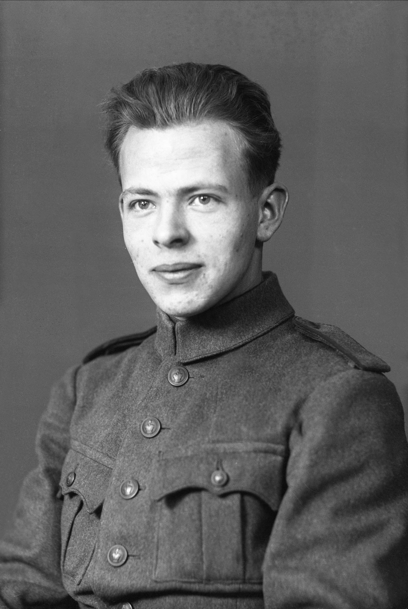 Gustav Borgen, Portrett, mann i uniformsjakke. C. Haugen.