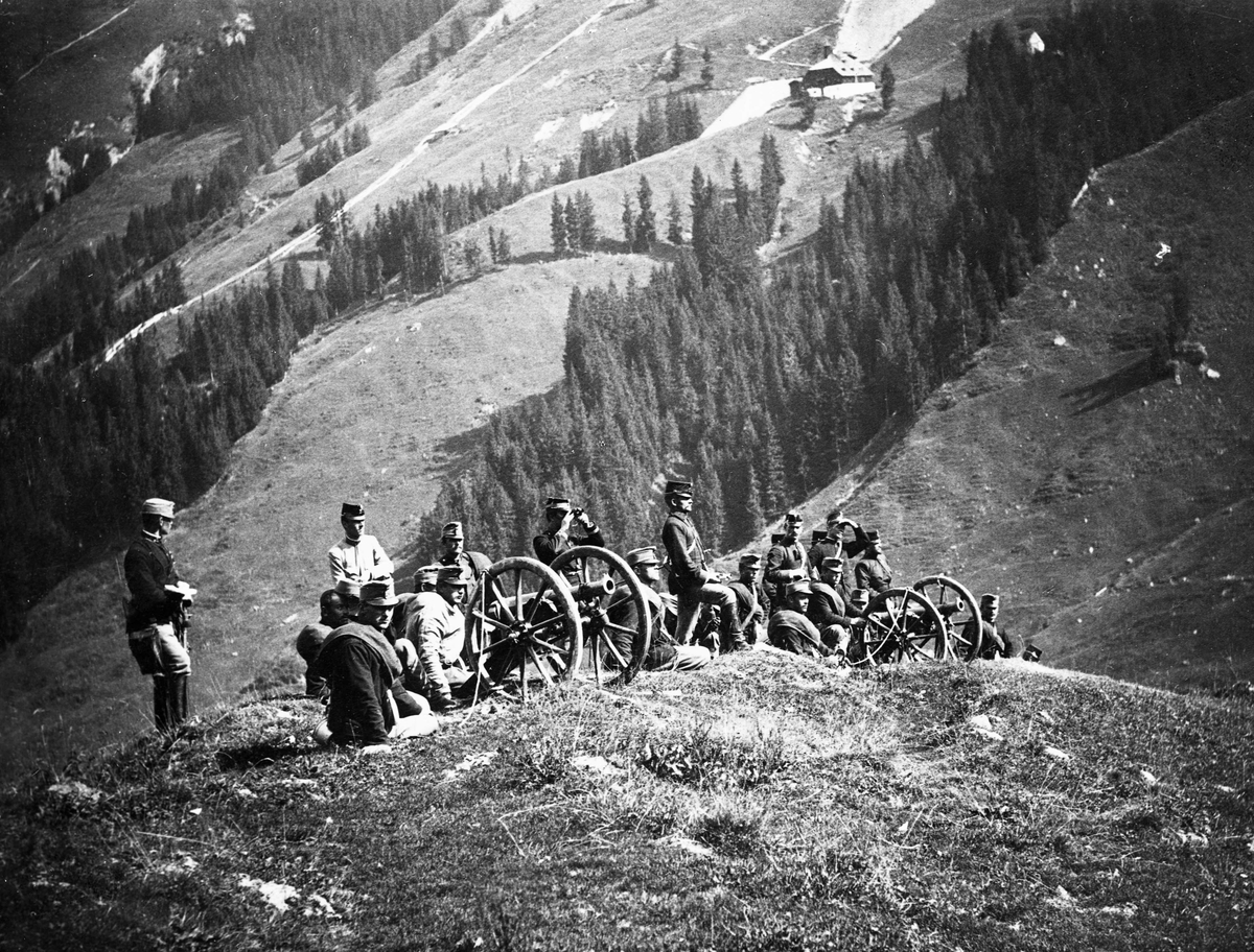 Gustav Borgen, Gruppeportrett, artilleri i stilling på bakketopp. Ukjent sted. Major Quisling 10.12.1904