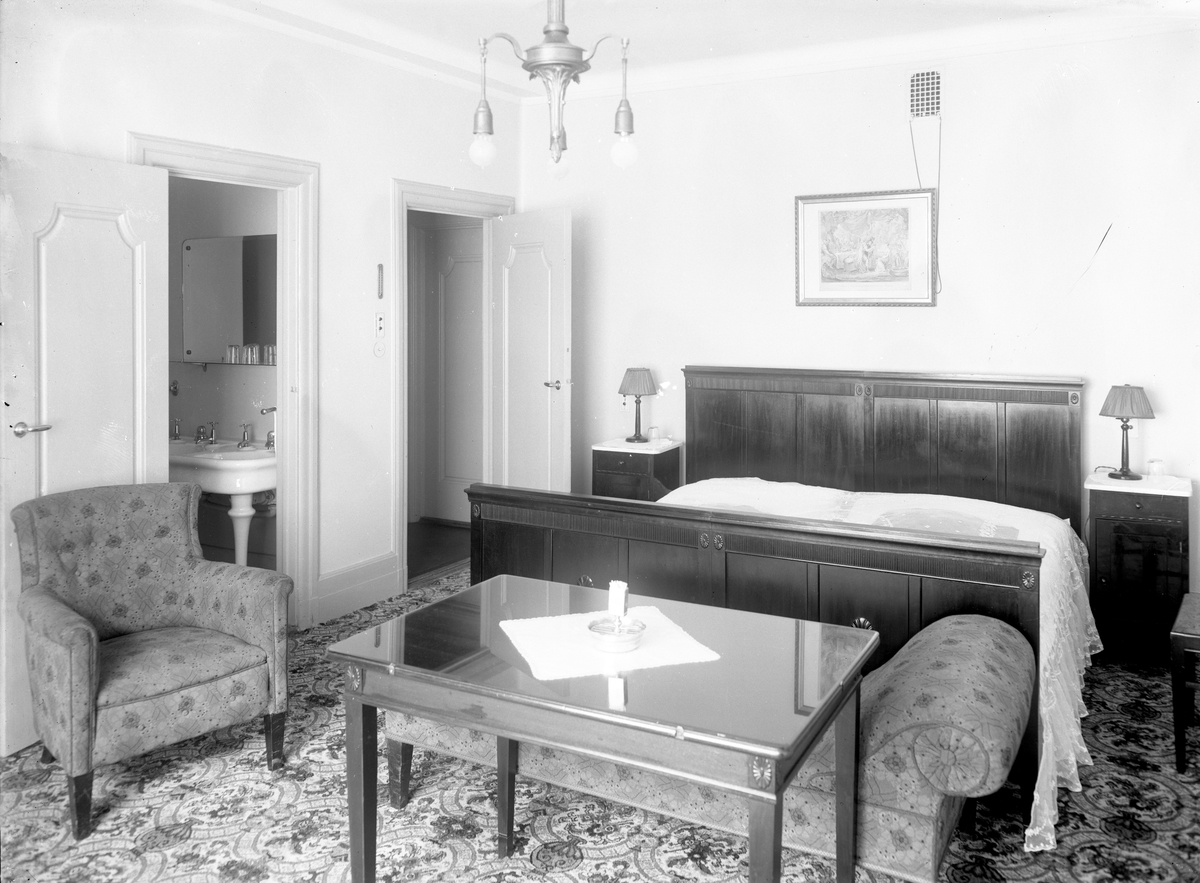 Gustav Borgen, Interiør soverom, bad, ukjent sted. Hotell?