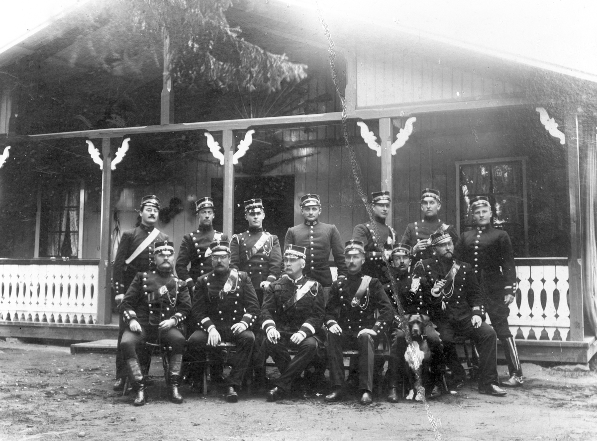 Gustav Borgen, Gruppe, offiserer oppstilt utenfor bygning.