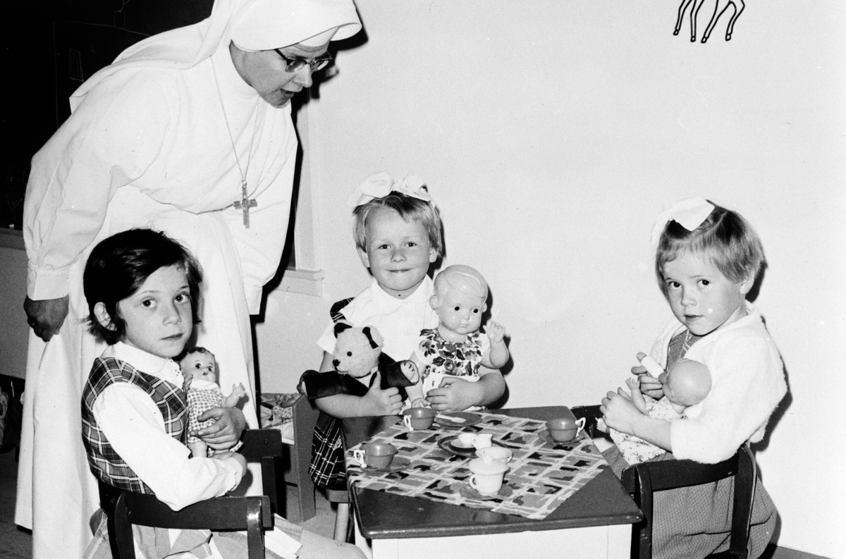 Anno Domkirkeodden, GRUPPE BARNEHAGEBARN, 3 JENTER STELLER DUKKER, NONNE, ST. TORFINN